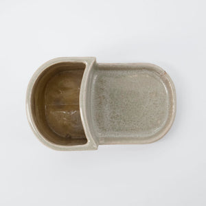 Spülmittel und Spülbürste finden in diesem zeitlosen und minimalistischen Halter "Datura" von Meraki ihren Platz